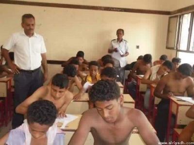 شاهد بالصور .. طلاب يمنيون يؤدون إختباراتهم " عرايا " بدون قمصان .. لهذا السبب