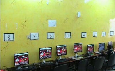 قوات من الجيش تداهم محلات الإنترنت في عدن .. لهذه الأسباب 