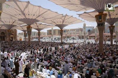 شاهد بالصور .. منظر مهيب للمصلين وهم يؤدون الصلاة في ساحة المسجد النبوي والحرم المكي في ثاني جُمعة من رمضان