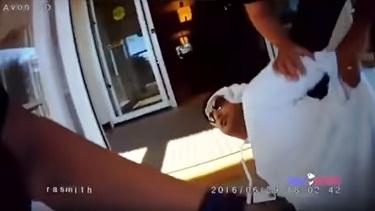شاهد بالفيديو .. الشرطة الأمريكية تعتقل رجل أعمال إماراتي بسبب لباسه الذي قالوا أنه " داعشي" 