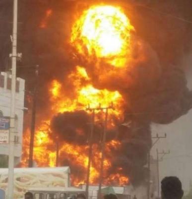 بالصور .. حريق هائل بمدينة الحديدة أثناء تفريق مشتقات نفطية تباع في السوق السوداء