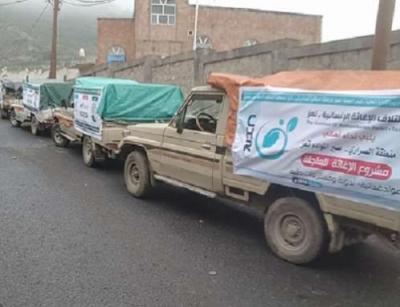 الجيش والمقاومة بتعز يسيران قافلة إغاثية إلى أبناء منطقة الصراري ( صورة)