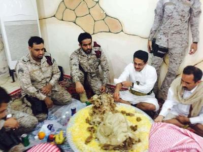 علي البخيتي يرد على الصور التي نشرت له وهو يتناول " الكبسة " مع ضباط وجنود سعوديون ويصف قيادي حوثي بالكلب العاوي والمستأجر ( صور)