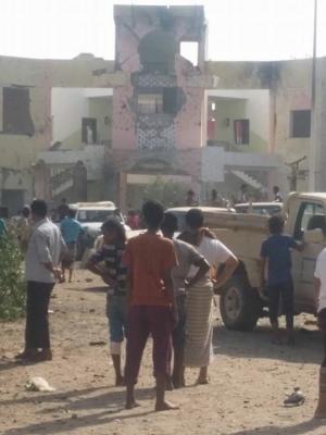 الرئيس هادي يقيل رئيس جهاز الأمن القومي ويعين مديراً للأمن السياسي على خلفية التفجير الإنتحاري الذي استهدف مجندين في عدن