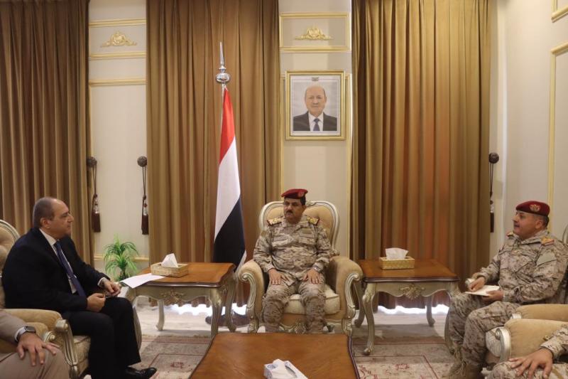 وزير الدفاع يبحث مع السفير المصري مستجدات الوضع اليمني