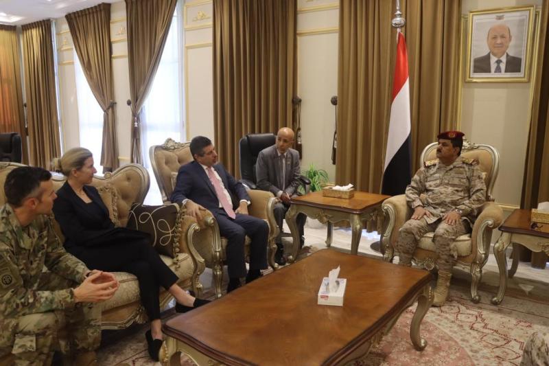وزير الدفاع يبحث مع السفير الامريكي والسفيرة البريطانية تطورات الاوضاع في اليمن