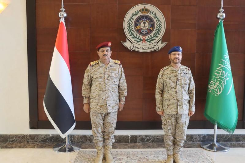 وزير الدفاع اليمني يناقش مع رئيس الأركان السعودي مستجدات الاوضاع العسكرية والميدانية