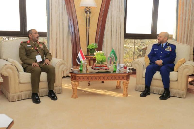 رئيس الأركان اليمني يبحث تعزيز التعاون الثنائي مع رئيس الاركان السعودي