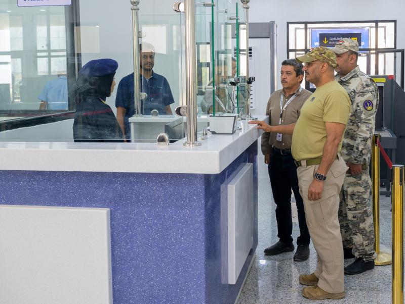 العميد طارق يطلع على الترتيبات بمطار المخا لاستقبال الرحلة الثانية من العالقين في السودان