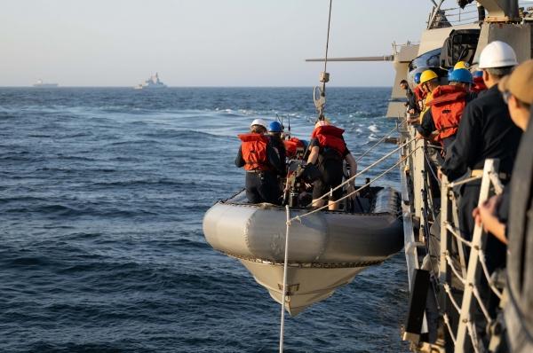 البحرية الأميركية تعلن وفاة جندييْن بخليج عدن كانا في مهمة ضد الحوثيين