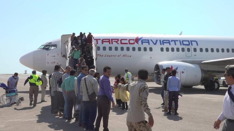 الحوثيون يمنعون هبوط طائرة في مطار المخا على متنها عالقين يمنيين بالسودان