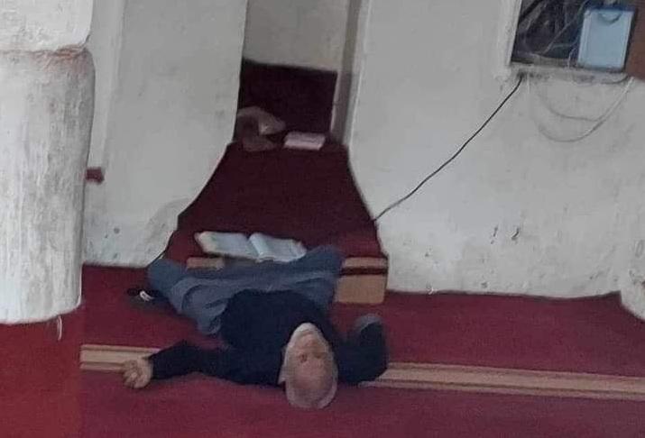 وفاة مُسن وهو يقرأ القرآن داخل مسجد في أحدى مناطق اليمن ( صورة)