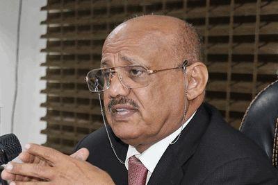 محافظ البنك المركزي يكشف عن الدولة التي ساعدت الحوثيين في طباعة العُملة وأسباب إستقرار الصرف بصنعاء وإرتفاعه في عدن