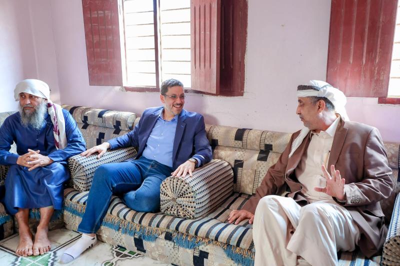 رئيس الوزراء يزور أسرة الشهيد اللواء علي ناصر هادي في ذكرى تحرير عدن من الحوثيين