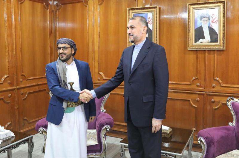 رئيس وفد الحوثيين المفاوض يلتقي وزير الخارجية الإيراني ( صوره)