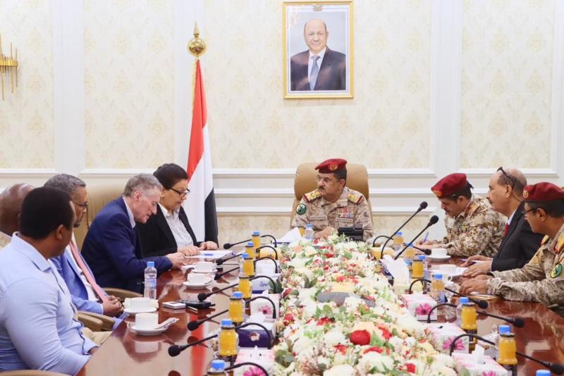 وزير الدفاع يلتقي في عدن رئيس بعثة الأمم المتحدة لدعم اتفاق الحديدة