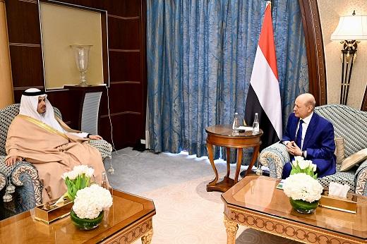 رئيس مجلس القيادة يتسلم دعوة من ملك البحرين لحضور القمة العربية