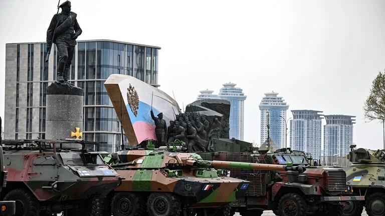 بالصور .. بوتين يستعرض بالآليات العسكرية الغربية التي غنمها جيشه في أوكرانيا رداً على إعتماد مساعدات جديدة