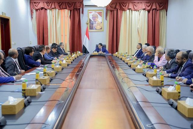 عدن : رئيس الوزراء يعقد اجتماعاً مع ممثلي الأحزاب والقوى والمكونات السياسية 