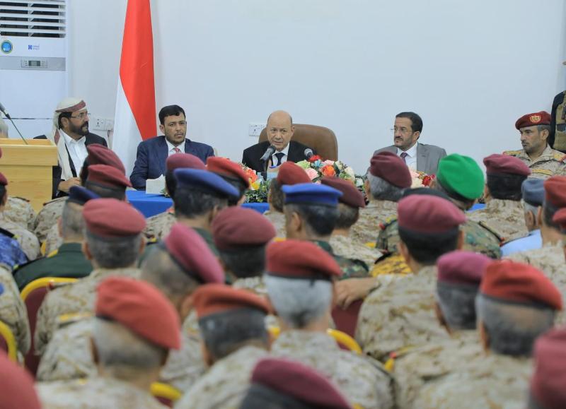 بالصور .. رئيس مجلس القيادة يرأس اجتماعاً لقادة الجيش في مأرب ويشيد بالجاهزية القتالية