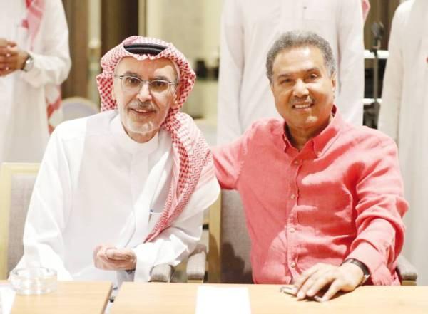 الكشف عن إصابة الفنان السعودي محمد عبده بالسرطان وهو يتحدث للأمير الراحل بدر بن عبد المحسن