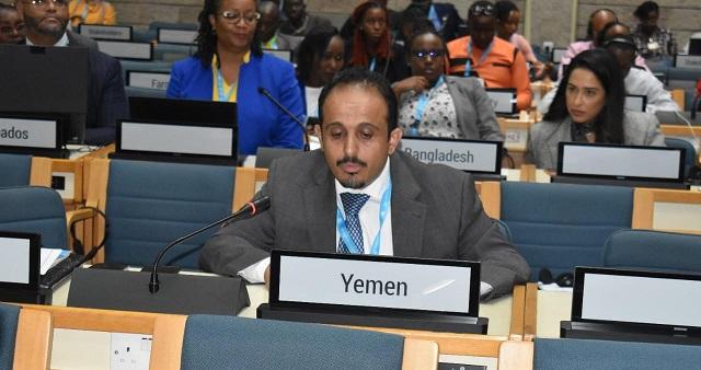 السفير العواضي يطالب المجتمع الدولي دعم الحكومة اليمنية للحد من إستهداف الحوثيين للسفن لمنع كارثة بيئية