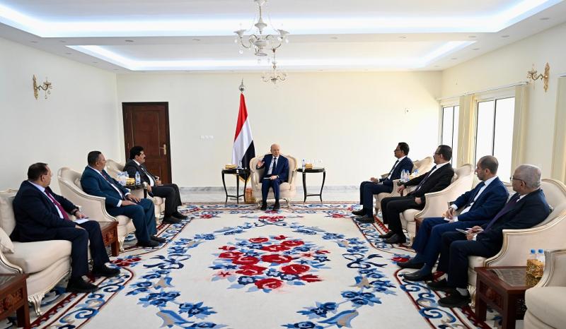 في ظل الخلافات على التمثيل .. رئيس مجلس القيادة يستقبل قيادات المكتب السياسي للمقاومة الوطنية