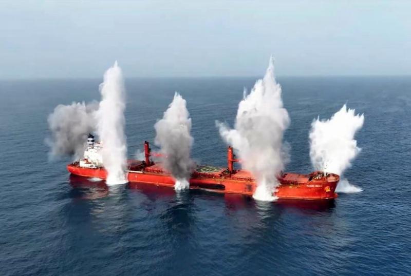 أسوشيتد برس: بقع نفطية ضخمة في البحر الأحمر بعد غرق سفينتين بهجوم حوثي